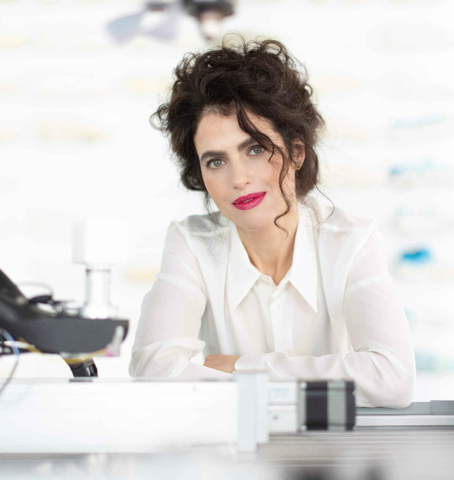 Neri Oxman, visionaria del diseño interdisciplinario y la ecología de materiales.